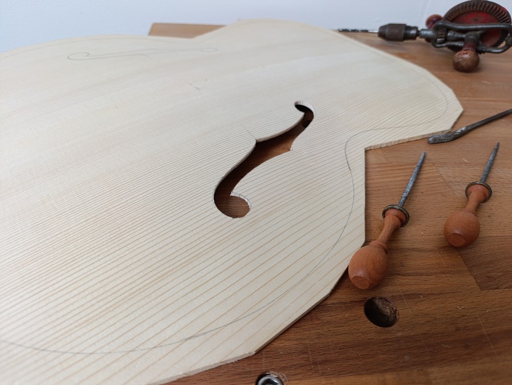 Fabrication_en_cours_Guitare_Archtop_ Guitare_jazz_17_pouces_D.Simon_Luthier_Archtop_guitare_scult�e_mains_vernis_gomme_laque 	Fabrication_en_cours_Guitare_Archtop_17_pouces_D.Simon_Luthier_Archtop_guitare_scult�e_mains_vernis_gomme_laque