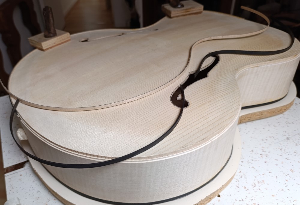 Fabrication_en_cours_Guitare_Archtop_ Guitare_jazz_17_pouces_D.Simon_Luthier_Archtop_guitare_scultée_mains_vernis_gomme_laque Fabrication_en_cours_Guitare_Archtop_17_pouces_D.Simon_Luthier_Archtop_guitare_scultée_mains_vernis_gomme_laque Fabrication_en_cours_Guitare_Archtop_ Guitare_jazz_17_pouces_D.Simon_Luthier_Archtop_guitare_scultée_mains_vernis_gomme_laque Fabrication_en_cours_Guitare_Archtop_17_pouces_D.Simon_Luthier_Archtop_guitare_scultée_mains_vernis_gomme_laque