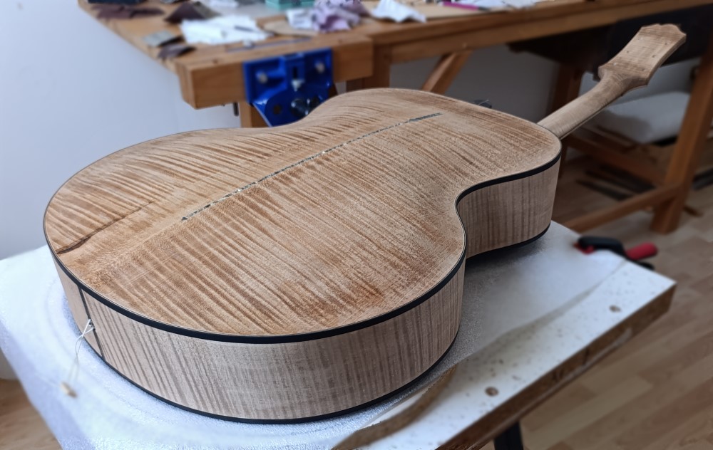 Fabrication_en_cours_Guitare_Archtop_ Guitare_jazz_17_pouces_D.Simon_Luthier_Archtop_guitare_scultée_mains_vernis_gomme_laque Fabrication_en_cours_Guitare_Archtop_17_pouces_D.Simon_Luthier_Archtop_guitare_scultée_mains_vernis_gomme_laque Fabrication_en_cours_Guitare_Archtop_ Guitare_jazz_17_pouces_D.Simon_Luthier_Archtop_guitare_scultée_mains_vernis_gomme_laque Fabrication_en_cours_Guitare_Archtop_17_pouces_D.Simon_Luthier_Archtop_guitare_scultée_mains_vernis_gomme_laque