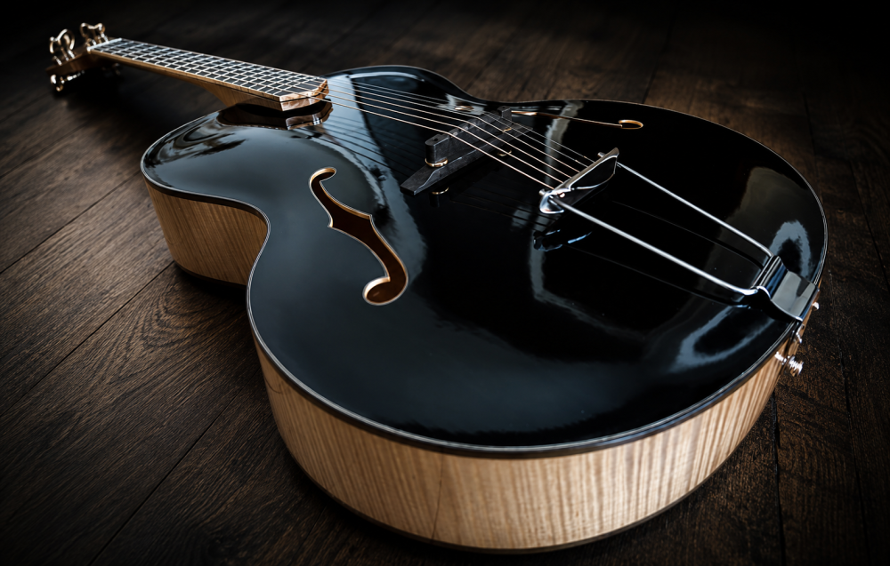 Harmonic_Pearl_Guitare_jazz_Archtop_17_pouces_D.Simon_Luthier_Archtop_guitare_scult�e_mains_vernis_gomme_laque
