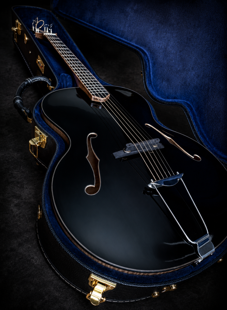 Harmonic_Pearl_Guitare_jazz_Archtop_17_pouces_D.Simon_Luthier_Archtop_guitare_scult�e_mains_vernis_gomme_laque