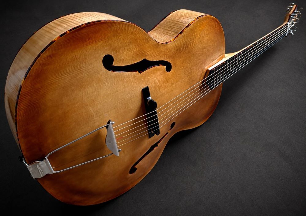 Louisiane_Guitare_jazz_Archtop_17_pouces_D.Simon_Luthier_Archtop_guitare_scultée_mains_vernis_gomme_laque Louisiane_Guitare_jazz_Archtop_17_pouces_D.Simon_Luthier_Archtop_guitare_scultée_mains_vernis_gomme_laque