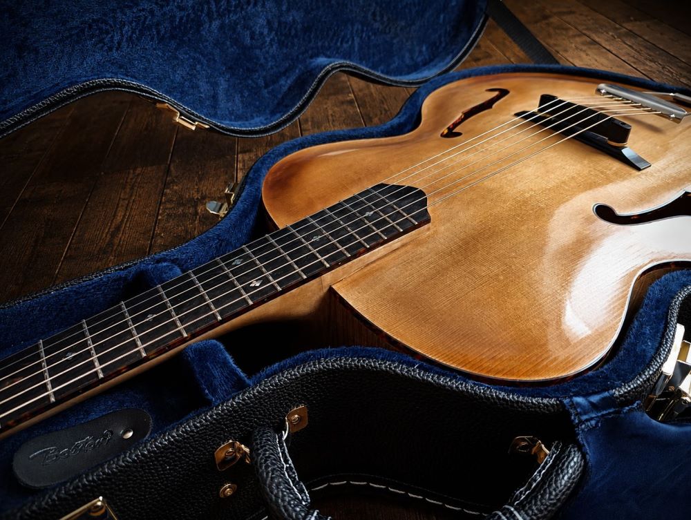Louisiane_Guitare_jazz_Archtop_17_pouces_D.Simon_Luthier_Archtop_guitare_scultée_mains_vernis_gomme_laque Louisiane_Guitare_jazz_Archtop_17_pouces_D.Simon_Luthier_Archtop_guitare_scultée_mains_vernis_gomme_laque
