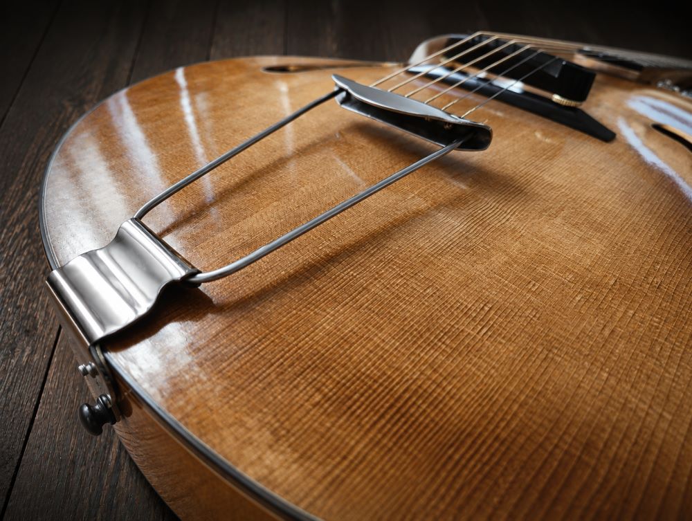 Louisiane_Guitare_jazz_Archtop_17_pouces_D.Simon_Luthier_Archtop_guitare_scultée_mains_vernis_gomme_laque Louisiane_Guitare_jazz_Archtop_17_pouces_D.Simon_Luthier_Archtop_guitare_scultée_mains_vernis_gomme_laque
