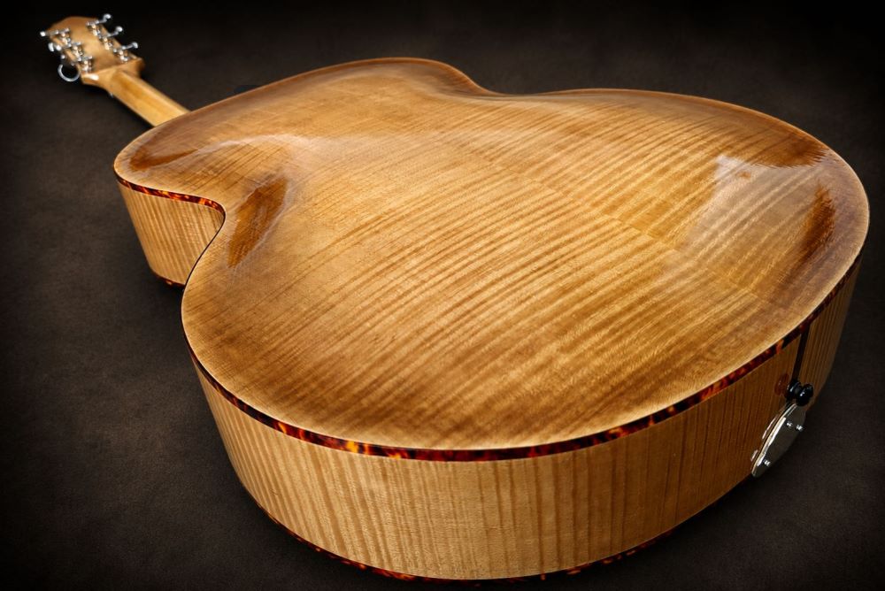 Louisiane_Guitare_jazz_Archtop_17_pouces_D.Simon_Luthier_Archtop_guitare_scultée_mains_vernis_gomme_laque Louisiane_Guitare_jazz_Archtop_17_pouces_D.Simon_Luthier_Archtop_guitare_scultée_mains_vernis_gomme_laque