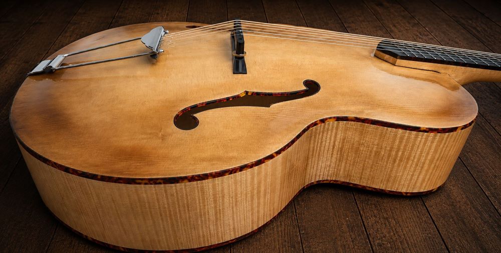 Louisiane_Guitare_jazz_Archtop_17_pouces_D.Simon_Luthier_Archtop_guitare_scultée_mains_vernis_gomme_laque Louisiane_Guitare_jazz_Archtop_17_pouces_D.Simon_Luthier_Archtop_guitare_scultée_mains_vernis_gomme_laque