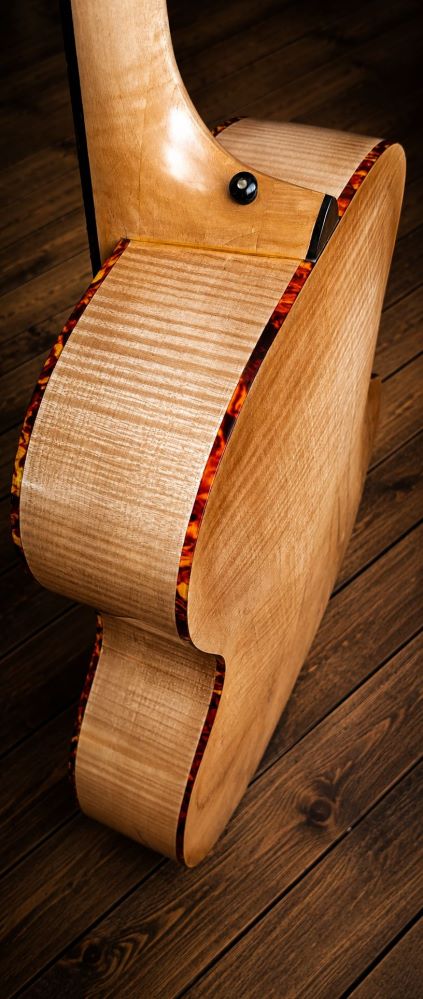 Louisiane_Guitare_jazz_Archtop_17_pouces_D.Simon_Luthier_Archtop_guitare_scultée_mains_vernis_gomme_laque Louisiane_Guitare_jazz_Archtop_17_pouces_D.Simon_Luthier_Archtop_guitare_scultée_mains_vernis_gomme_laque